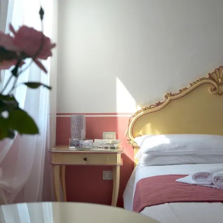 Ca' San Trovaso - 6 Bed and breakfast 2*