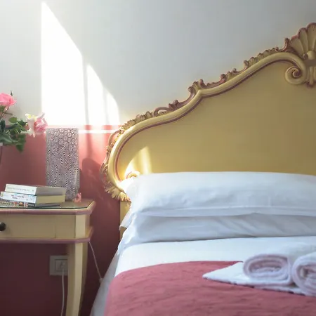 Ca' San Trovaso - 6 Bed and breakfast 2*